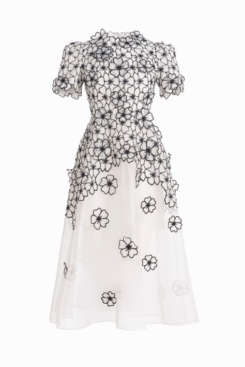 Upper body ROSALIA DRESS The oganza flower design is attached with meticulous handwork and the design hugs the body and the slightly flared form creates a soft drape that hides the flaws of the abdomen in harmony with the outfit 2