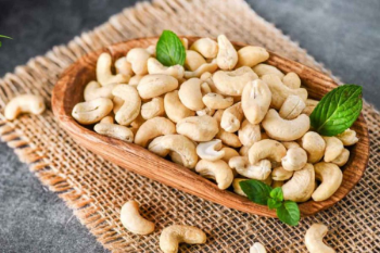 Cashew Nuts W180 Hot Selling Organic Nuts Delicious Taste Fresh Cashew Packaging Carton & Vacuum PE Made In Vietnam Manufacturer