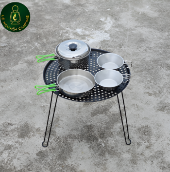 Foldable round table for picnics and camping trips 2