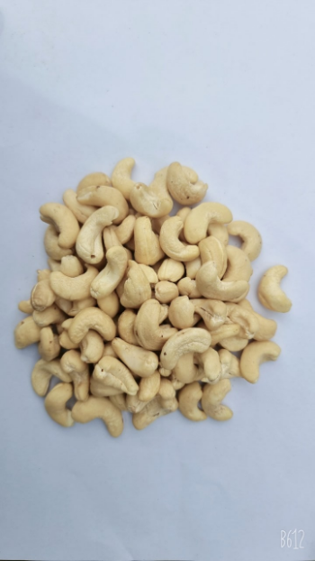 Raw Cashew Nuts EK Best Choice Organic Nuts Delicious Taste Cashew Kernels Packaging Carton & Vacuum PE Vietnam Manufacturer 1