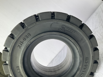 Success Solid Tire For Forklift 18X7-8 solid Tire For Sale Reasonable Price Made By Korean Technology Using For Forklift ISO Certiffication 6