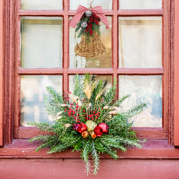 Christmas decorative bell for door, window decoration, natural and durable design for holiday celebrations.