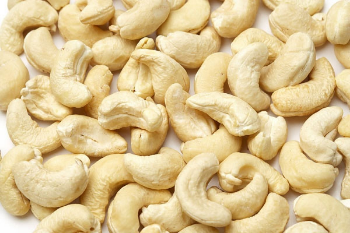 Cashew Nuts W180 From Viet Nam OEM Organic Nuts Natural Flavor Cashew Kernels Packaging Carton & Vacuum PE Vietnam Manufacturer 2