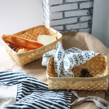 Hand woven bamboo basket for holding bread and fruit, objects. Fashionable design, exquisite and durable.