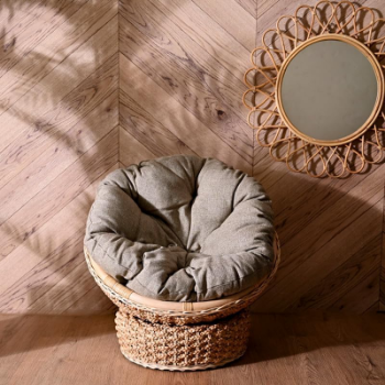 This small Chair Children, storage cabinets, and baskets made from natural water hyaitnh, creating a warm and safe space.