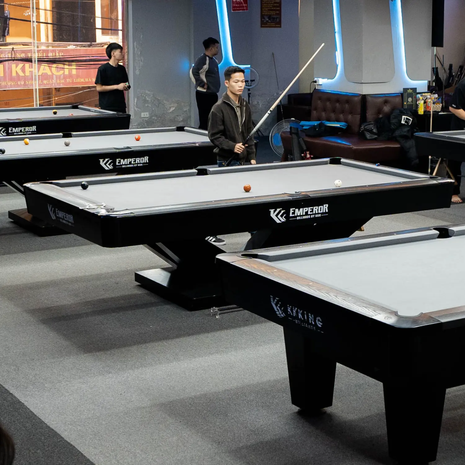 9 Ball Snooker Table Luxury Solid Wood Strong Frame Modern Style Ball Return for Professional Tournaments 1
