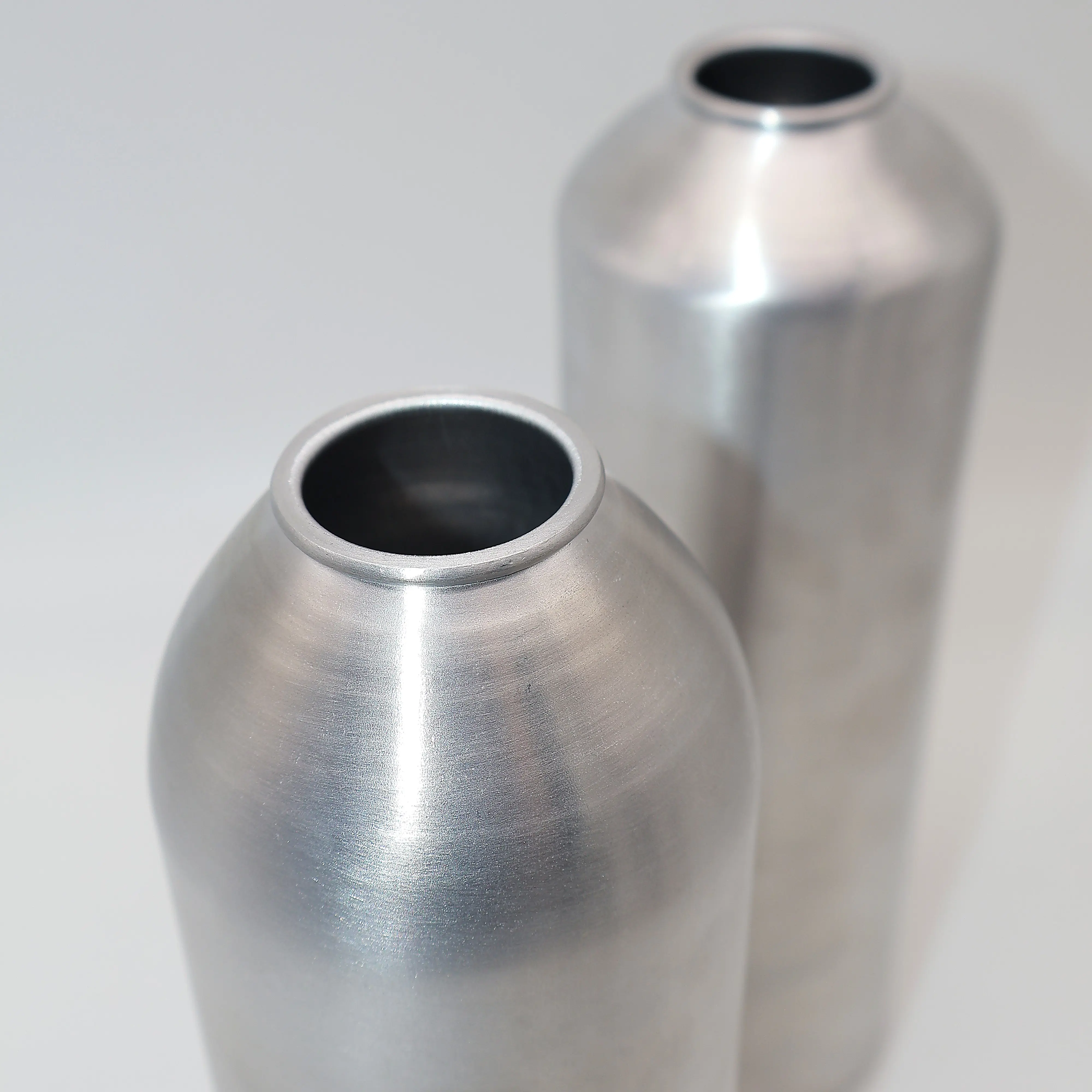 Customized Aluminum Aerosol Bottle Aerosol Can Premium Spray Can Vietnam Manufacturer Made in Vietnam Factory Metal Bottles
