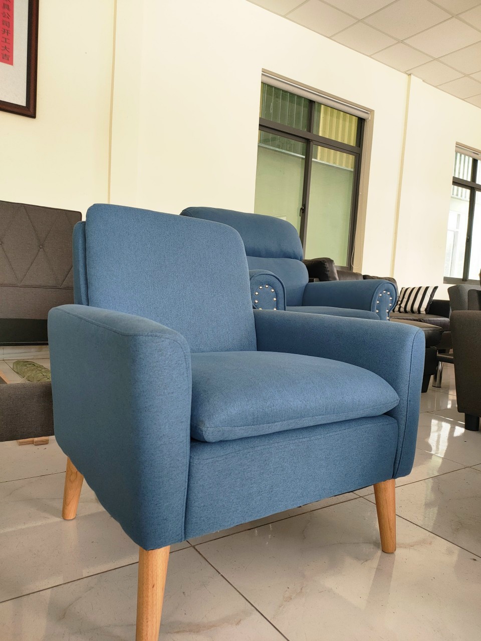 Fast Delivery Modern Elegant Lounge Chair Hotel Blue Relax Armchair with Button Design Living room Big Bulk 6