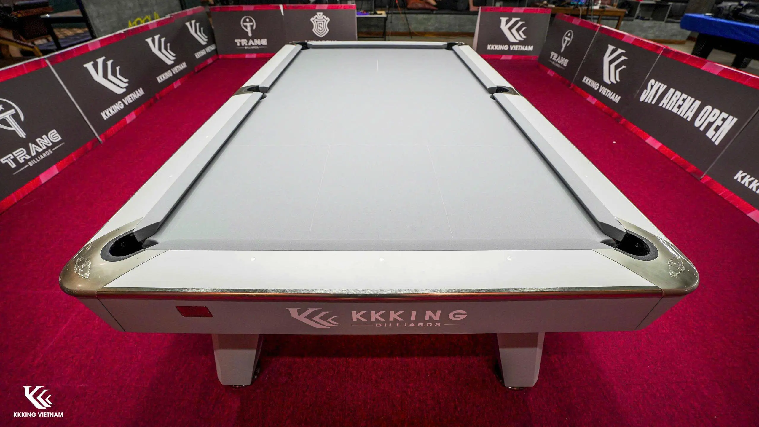 High End 9ft Competition Pool Table with Plywood Frame Slate Bed Ball Return and Accessory Set 3