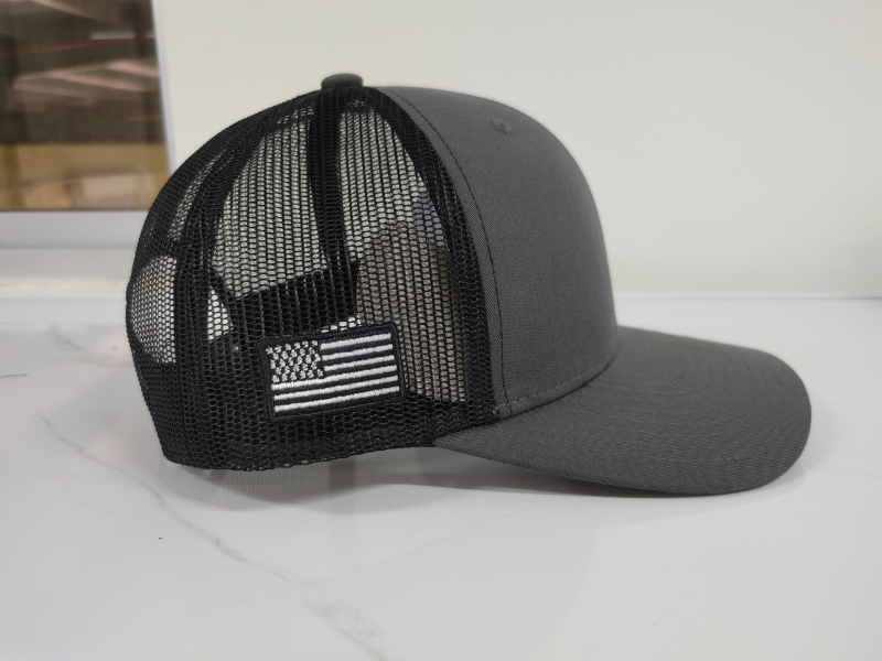 High Quality Ri 112 Trucker Hat Grey Color Black Mesh 2D Embroidery Logo Adjustable Size for Your Business 3