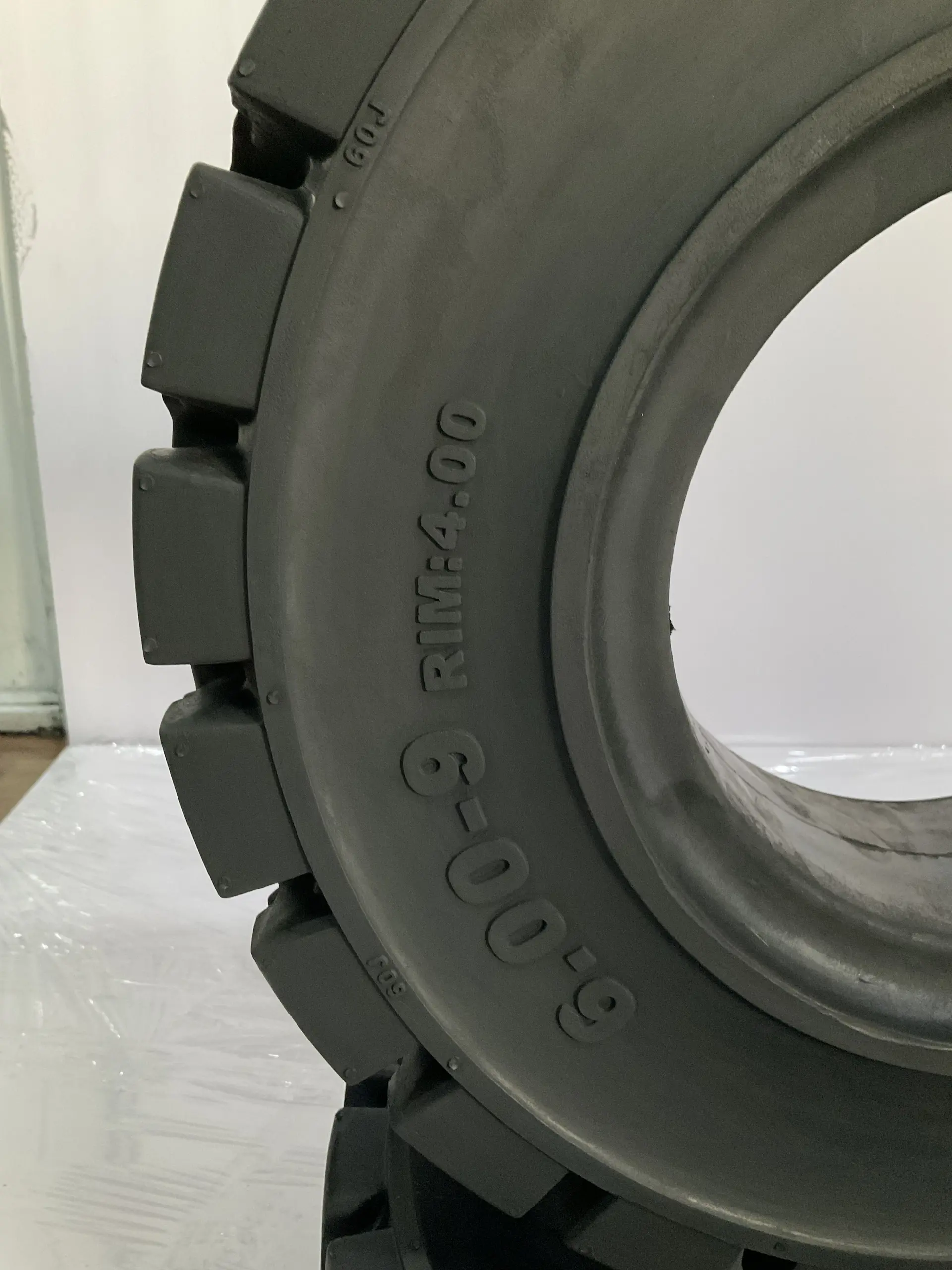 MR-SOLID Tire For Forklift 6.00-9 Tires Wheel For Forklift Oem Three-Layer Rubber Structure Using For Forklift Iso Customized 5