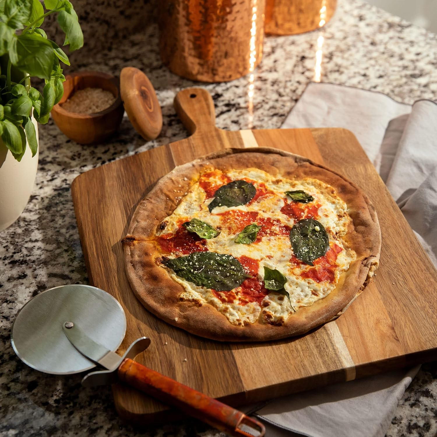Chopping Board with Handle is made from natural materials, environmentally friendly, heat resistant, durable and beautiful. 2