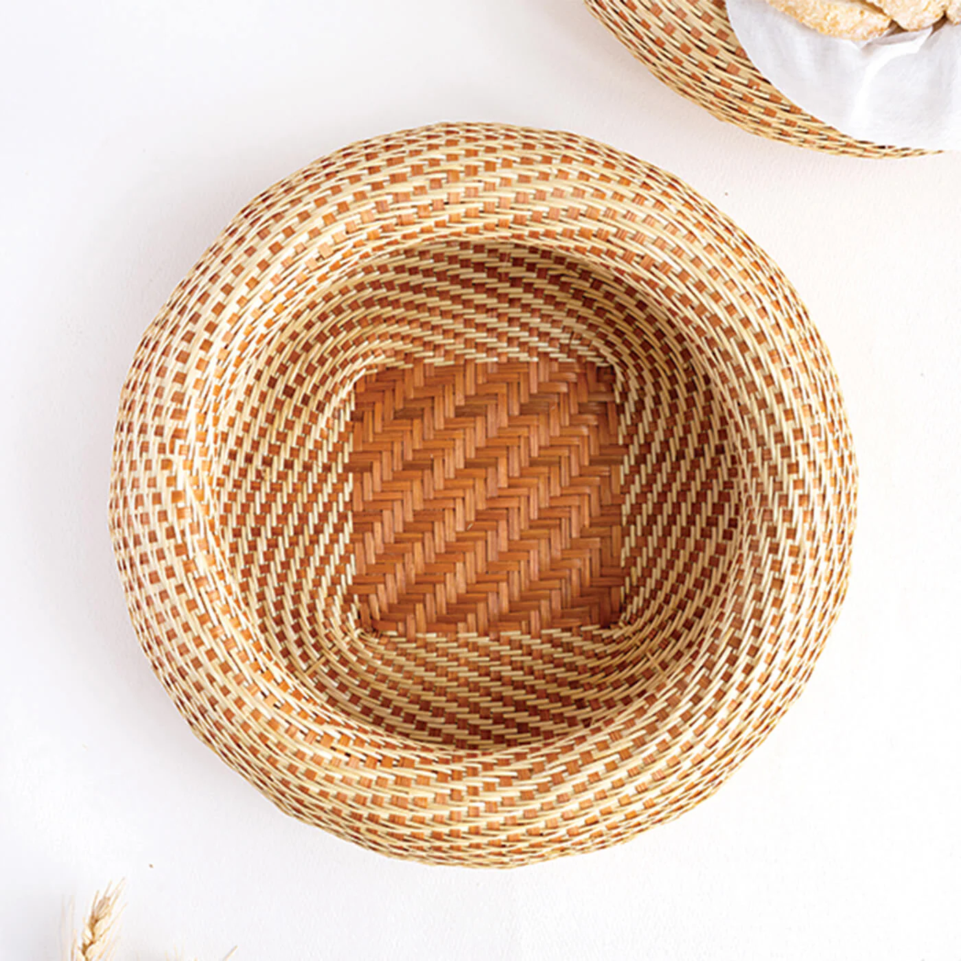 Hand woven bamboo basket tray for holding bread and fruit, objects. Fashionable design, exquisite and durable 2