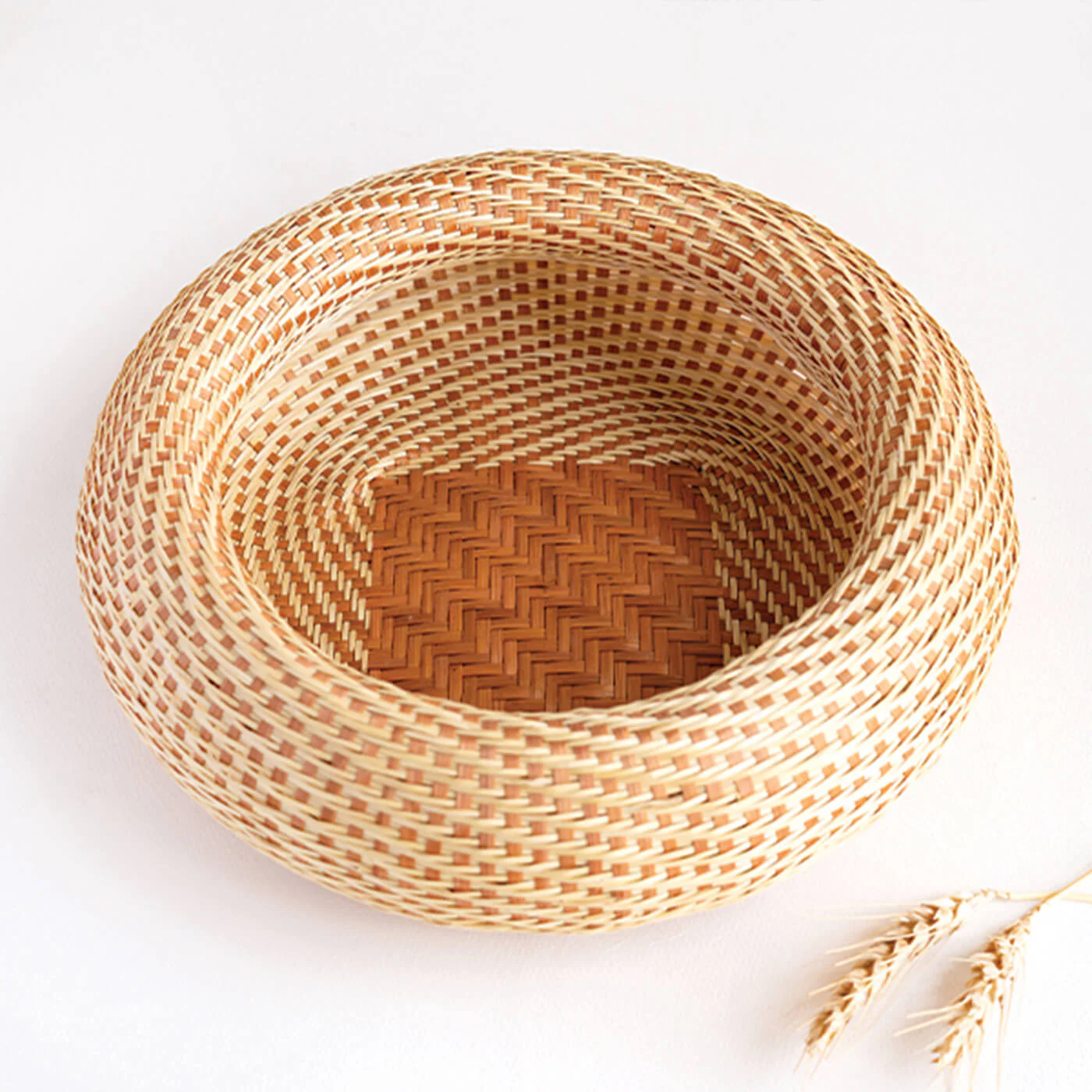 Hand woven bamboo basket tray for holding bread and fruit, objects. Fashionable design, exquisite and durable 3