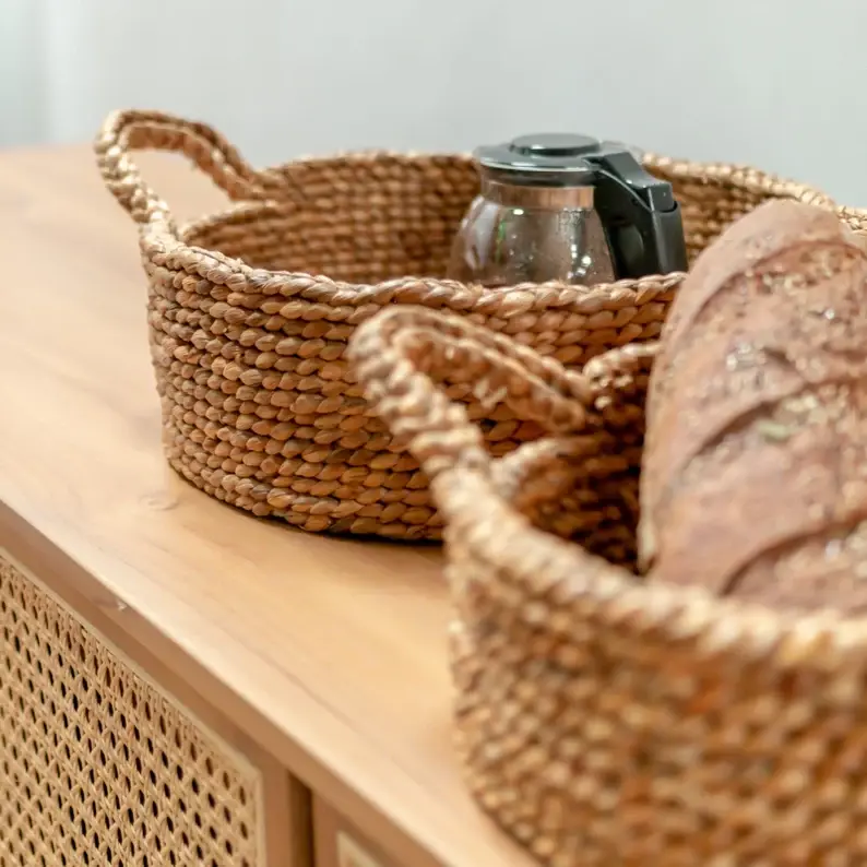 Hand-woven baskets round made of rattan, bamboo, water hyacinth, seagrass for bread, fruit, fashion items, table decoration 3