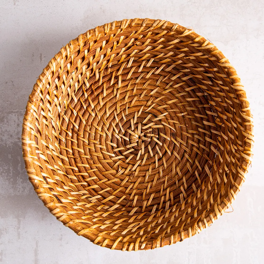 Hand woven round rattan, bamboo, water hycinth, seagrass basket for holding bread and fruit, objects. Fashionable design 1
