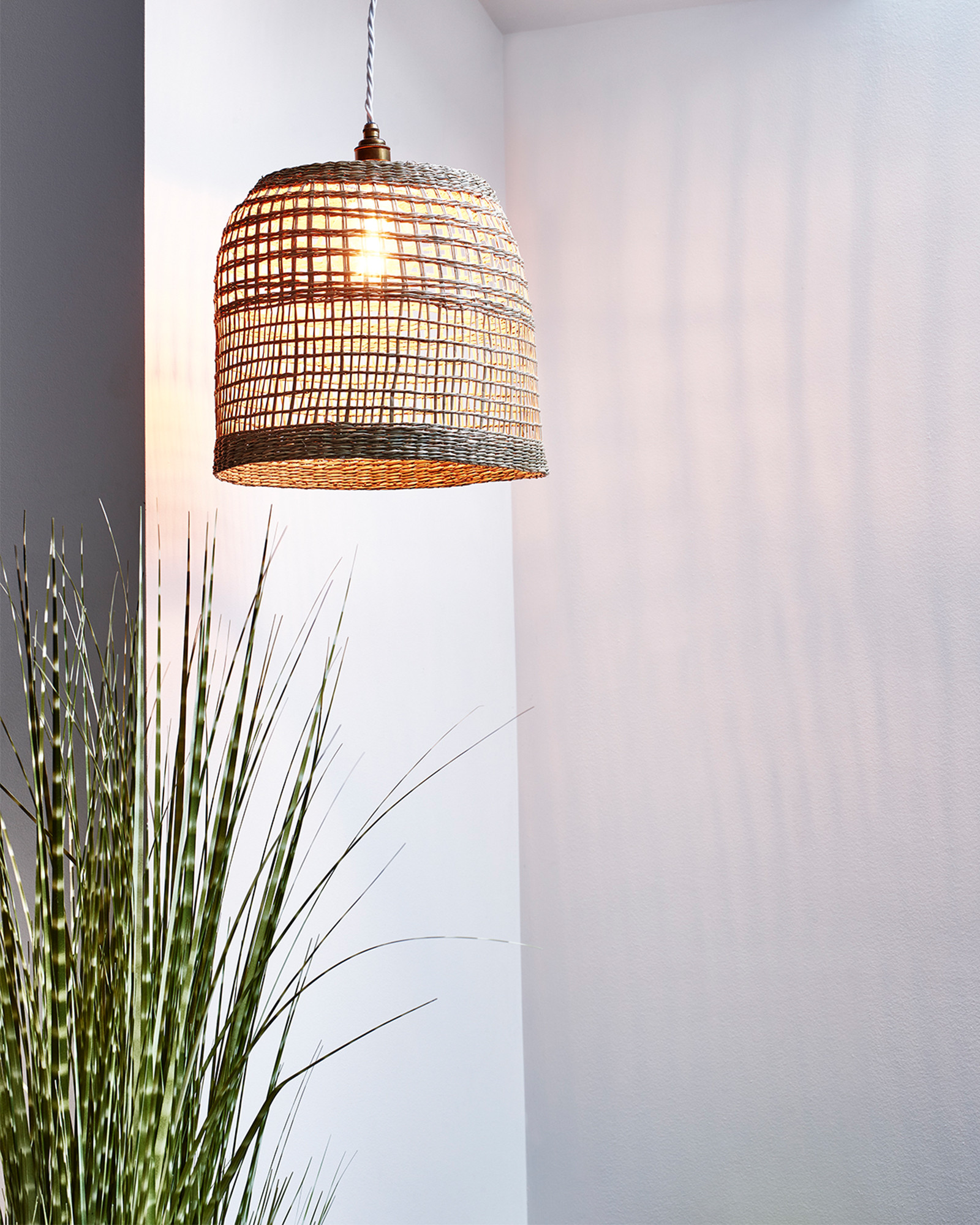 Handwoven seagrass pendant light, Lamps made from handmade materials, home decoration accessories, wholesale. 3