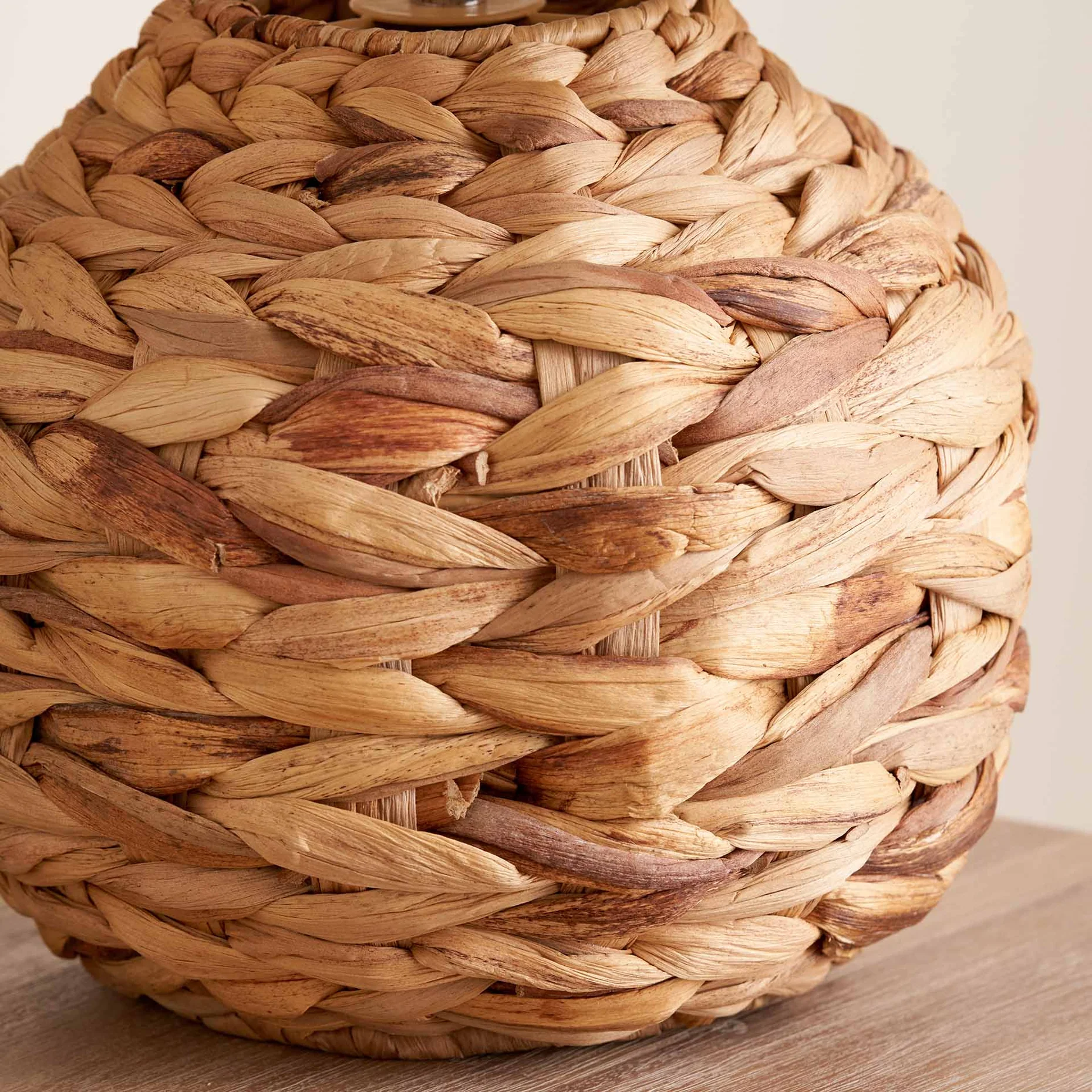 Natural Plaited Water Hyacinth Table Lamp, Lamps made from handmade materials, home decoration accessories, wholesale. 3