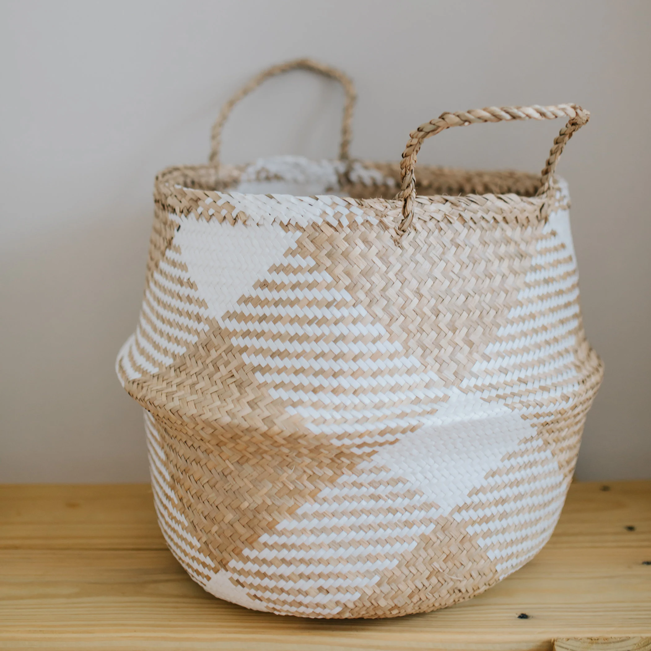Plaid Seagrass Basket, Multi-purpose storage basket, home organization accessory highly aesthetic, wholesale available. 1