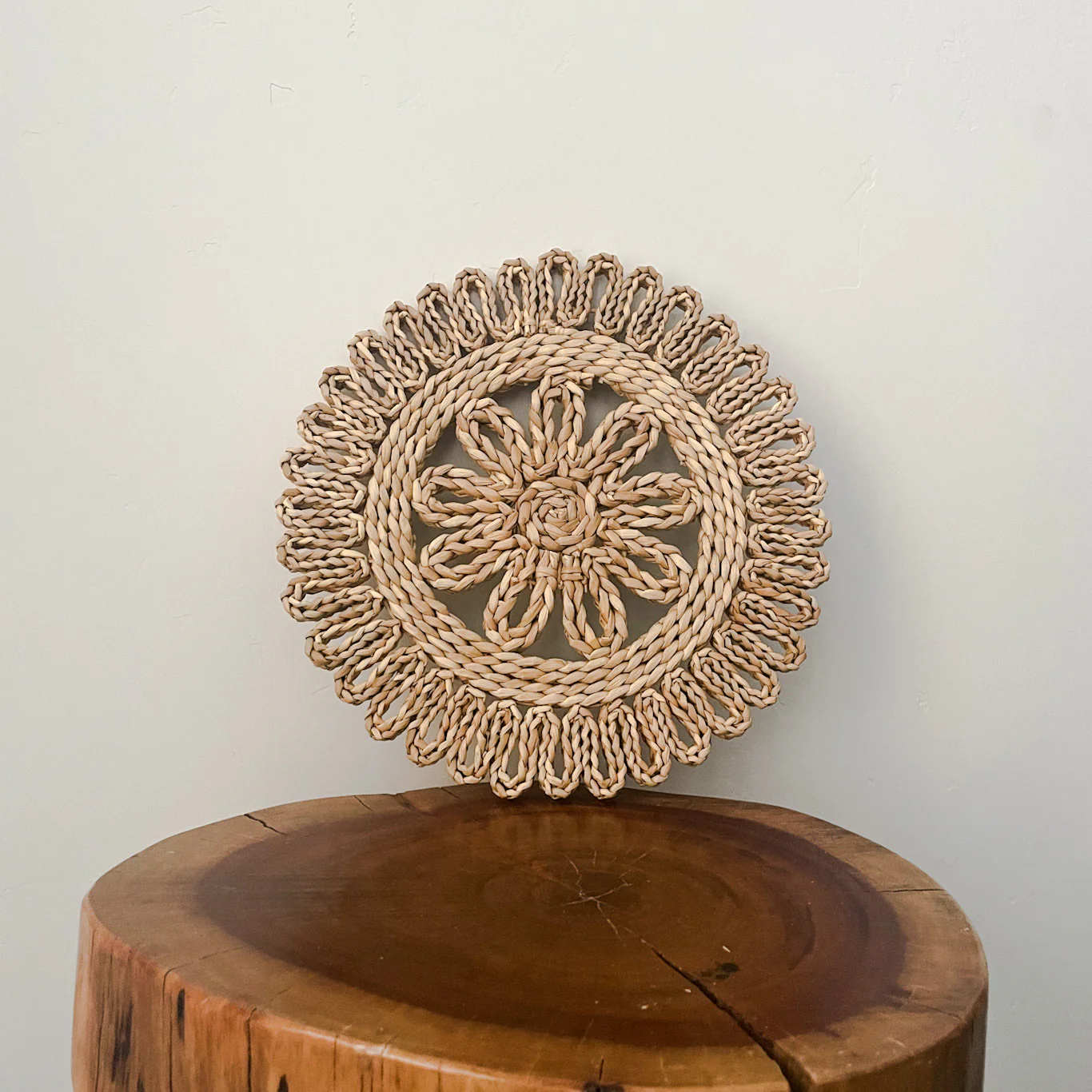 Pot coaster seagrass is made from natural, eco-friendly materials, heat-resistant, durable, and beautiful. 1