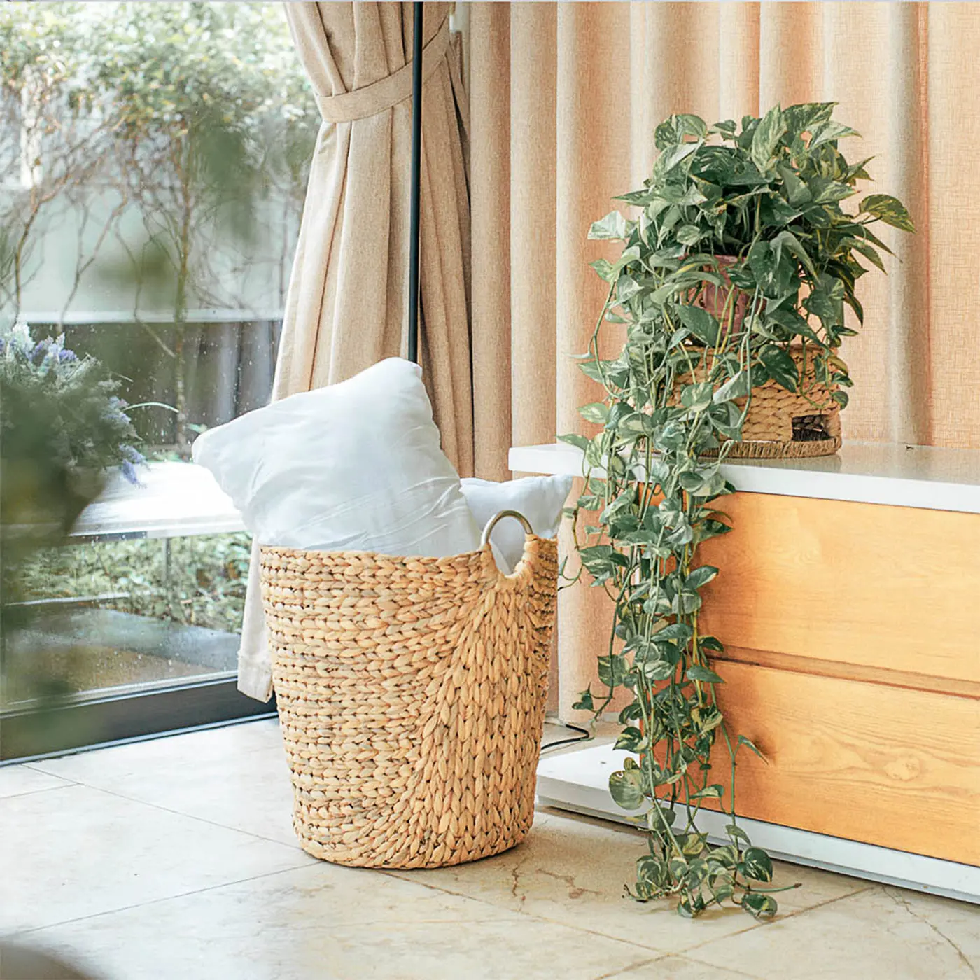 Round handle woven basket, Storage basket, home organization accessory highly aesthetic, wholesale available. 3
