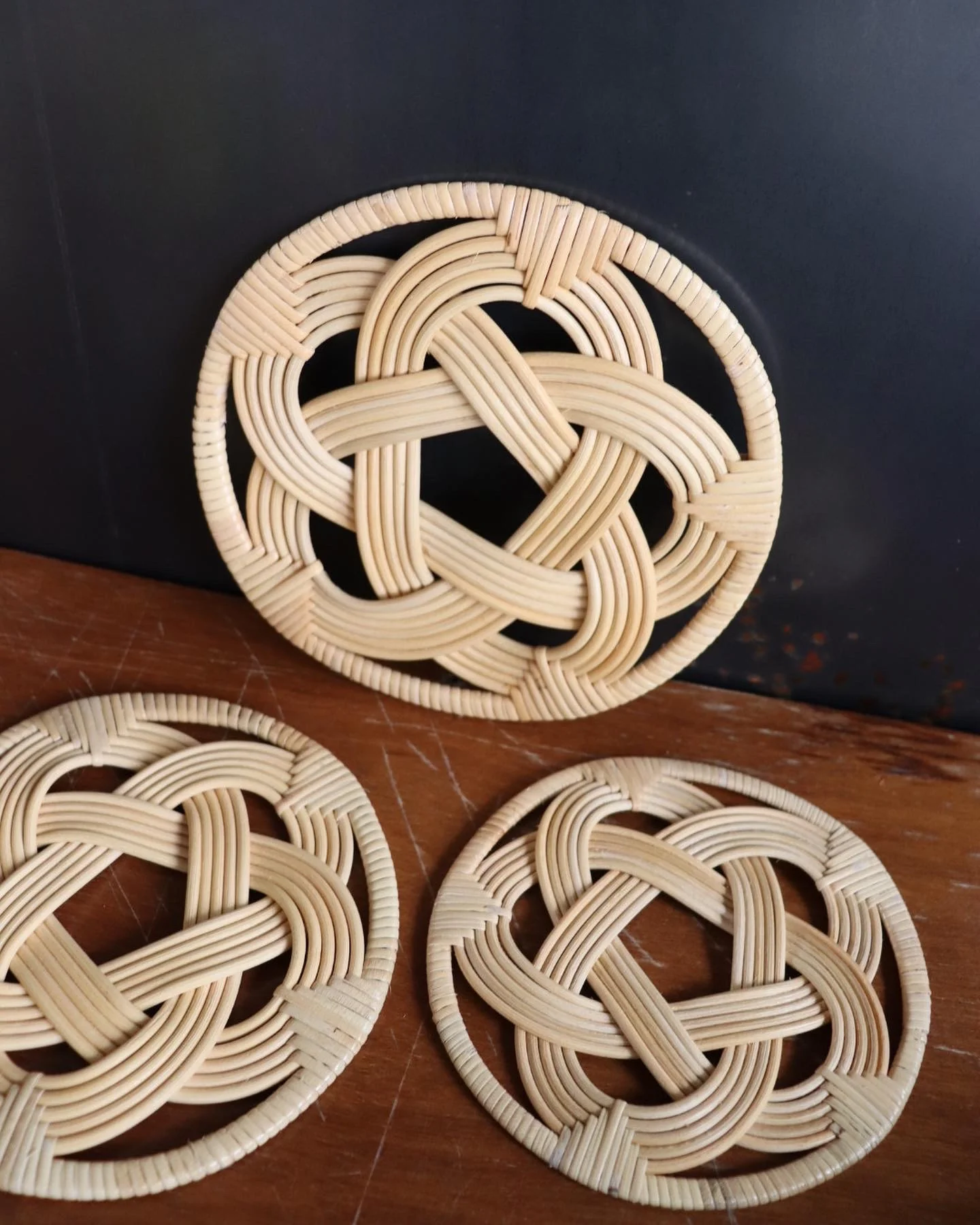 Trivet rattan is made from natural, eco-friendly materials, heat-resistant, durable, and beautiful. 2