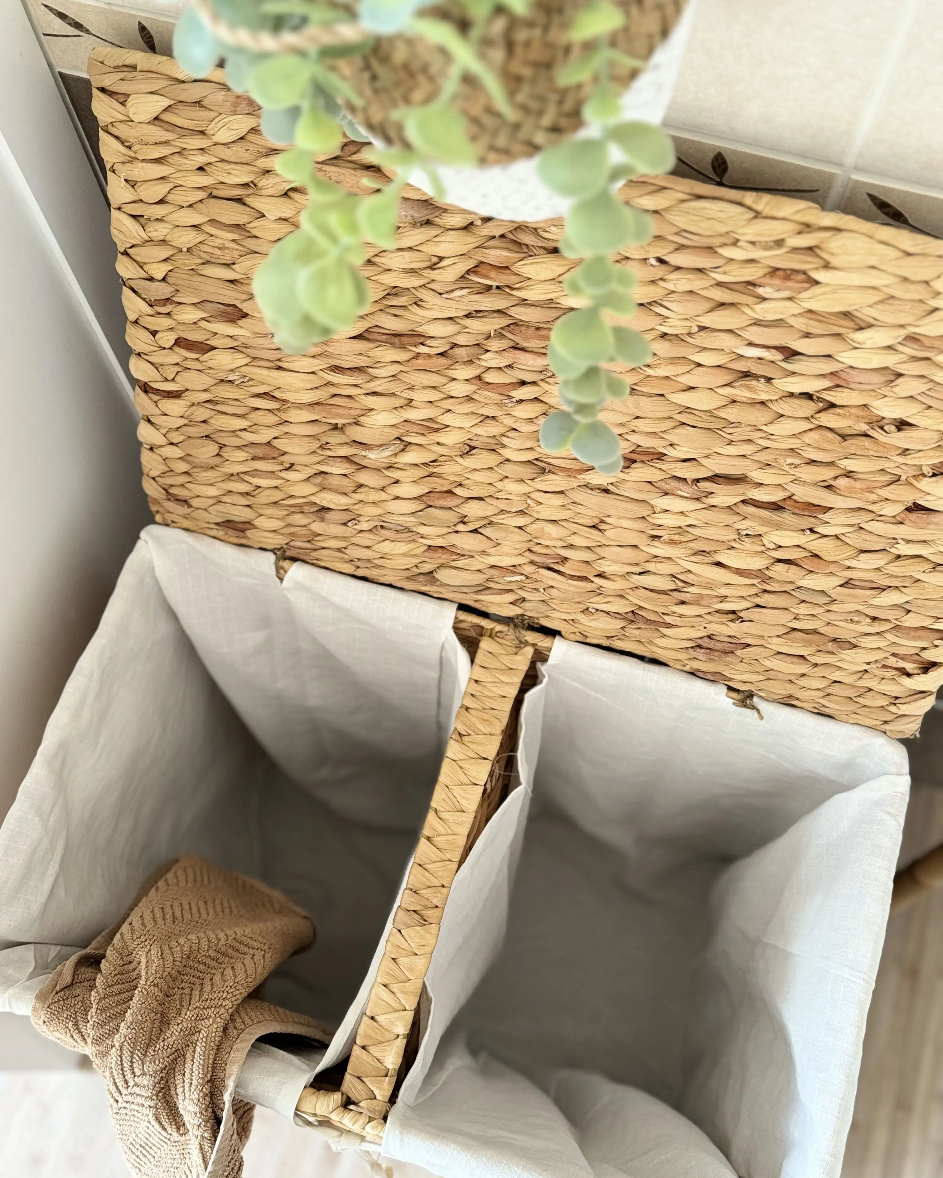 Water hyacinth basket with compartments, home organization accessory highly aesthetic, wholesale available. 3