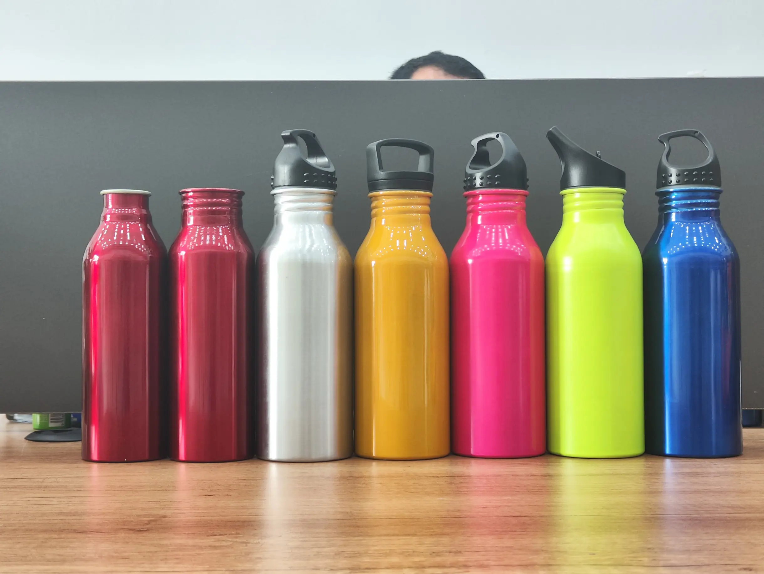 Vietnam Wholesale Aluminum Metal Bottles With Screw Cap Sport Water Flask Bottle Eco Friendly Durable Reusable Customized Colors 2